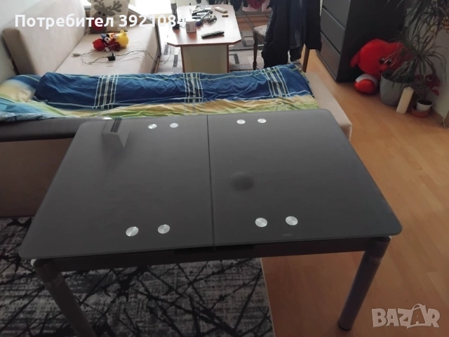 Маса подходяща за хол или офис