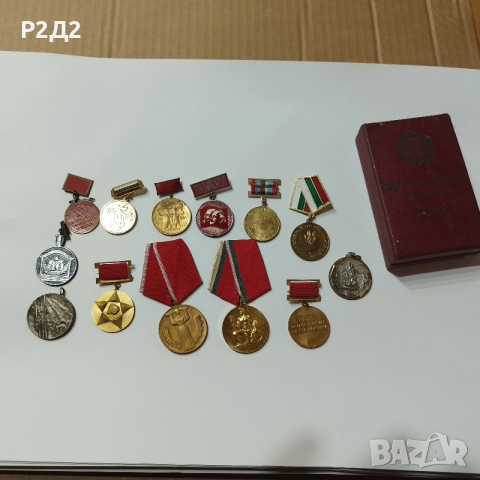 стари ордени и кутия плакети 