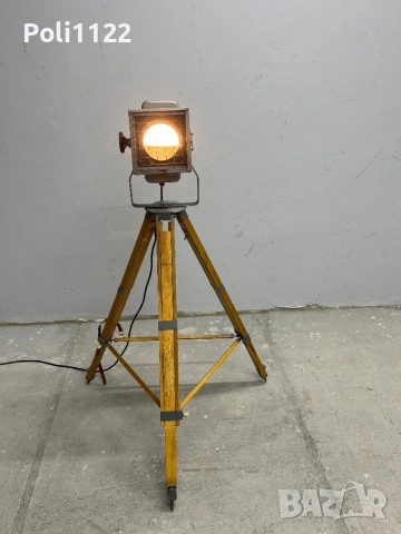 Винтидж индустриален прожектор на дървен статив