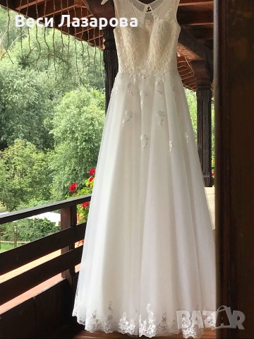 продавам булчинска рокля с обръч и воал 