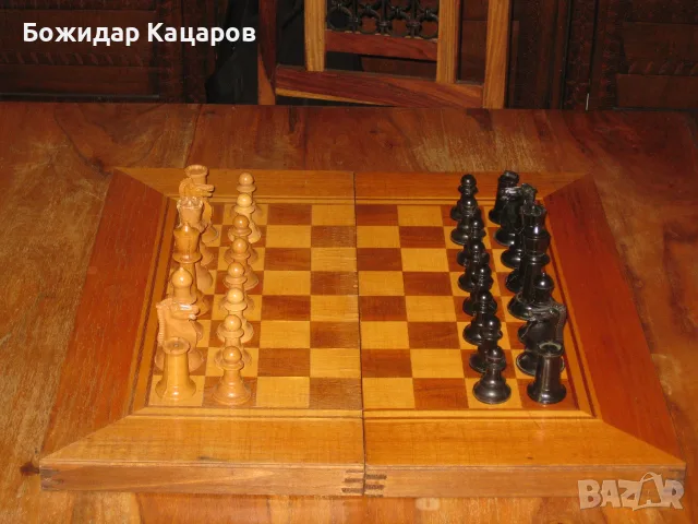 Стара табла с бакелитови пулове и кокалени зарове. Цена 45 евро.Пращам по Еконт., снимка 4 - Шах и табла - 55678877