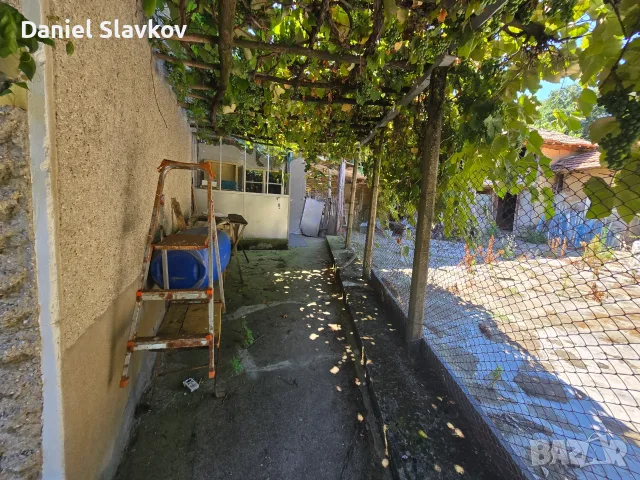Продава се къща с голям двор 1,5 дка, гараж, стопански постройки и обновени инсталации, снимка 9 - Къщи - 55838496