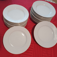 Комплект порцеланови чинии със златен кант, снимка 1 - Други ценни предмети - 44605652
