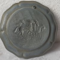 Релефна чиния със сцена, стара, метал цинк кон коне галоп, пано за стена, снимка 2 - Други - 35978412