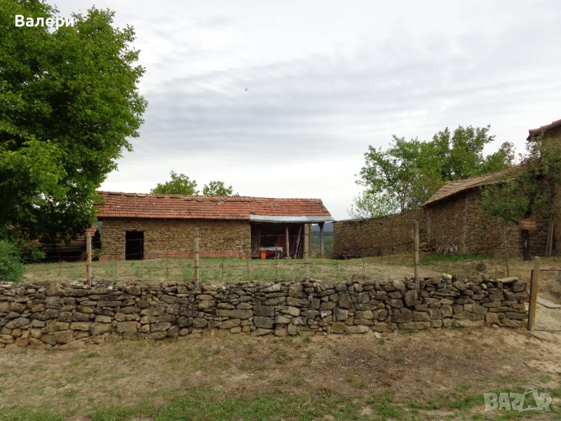 Продавам парцел в регулация с масивна плевня+ток и вода, снимка 1