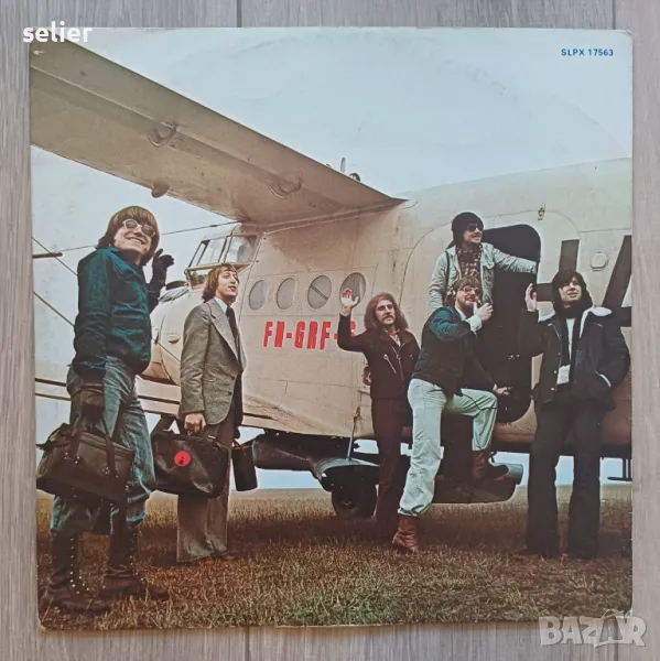 Предлагам ви една рядка плоча на унгарската група ФОНОГРАФ,от днес съм я намалил:  Fonográf – Útközb, снимка 1