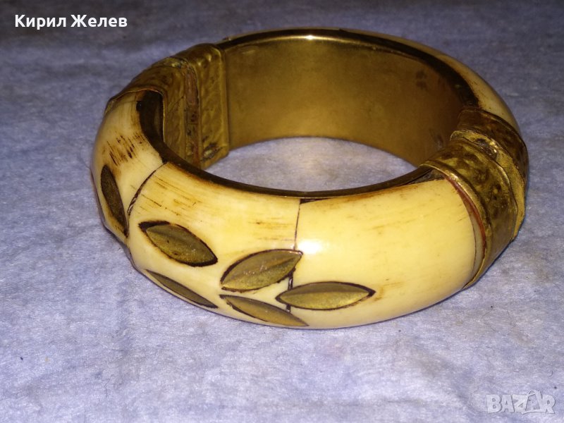 ВНУШИТЕЛНА СТАРИННА ТИБЕТСКА БРОНЗОВА ОРНАМЕНТИРАНА ГРИВНА с КАМИЛСКА КОСТ Нужда от НОВ ЩИФТ! 61751, снимка 1