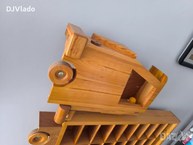 Продавам дървен камион уникат етажерка за колички 81 броя., снимка 3 - Играчки за стая - 53787688