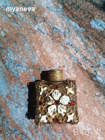 Vintage шише за парфюм, колекция от ​исторически и възпоменателни значки,​ военни отличия и символи , снимка 3 - Други - 51636152