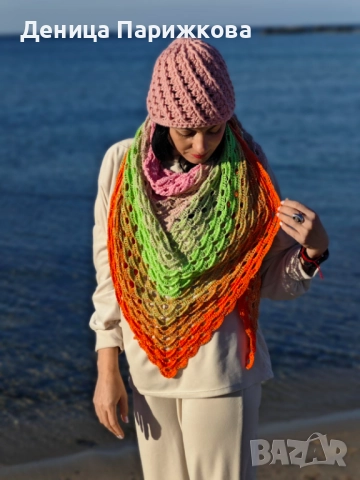 Ръчно плетен триъгълен шал „Нежен полъх“ – ажурна плетка с две лица (УНИКАТ), снимка 2 - Шалове - 52625080