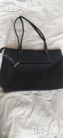 Чанта от изкуствена кожа с два дълбоки джоба, затварящи се с общ цип