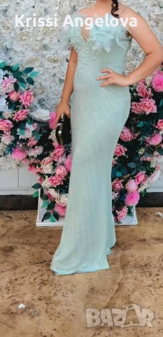 Красива и нежна рокля с камъни и пера