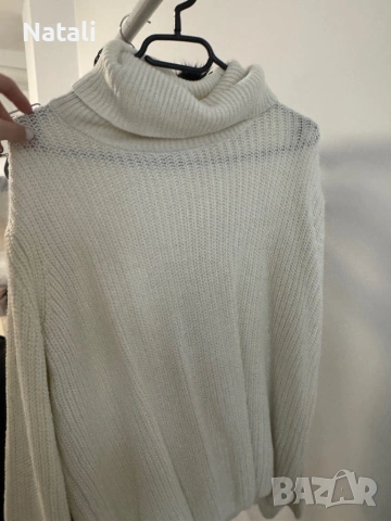 Бял пуловер с поло 