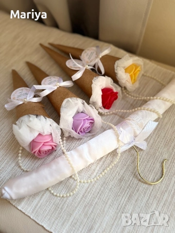 Красив букет с ароматно цвете от восък и крафт хартия  