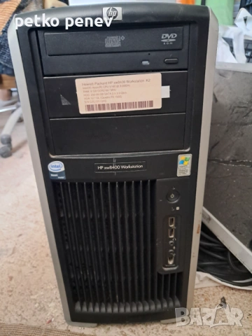 Работещ компютър с принадлежности към него