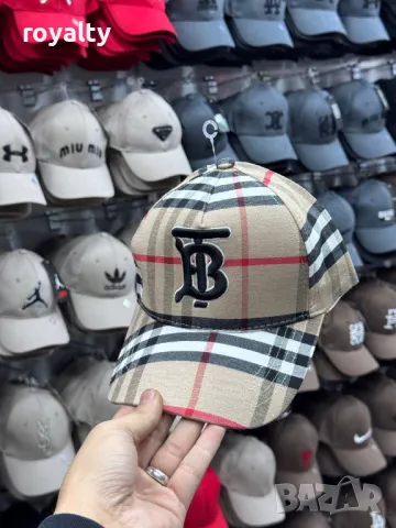 Маркови шапки с козирка 