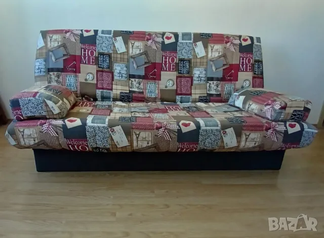 Диван спалня с матраци и ракли от двете страни за багаж.