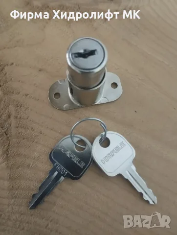 Ключалка за мебели пуш ботон с два ключа Häfele 1672506