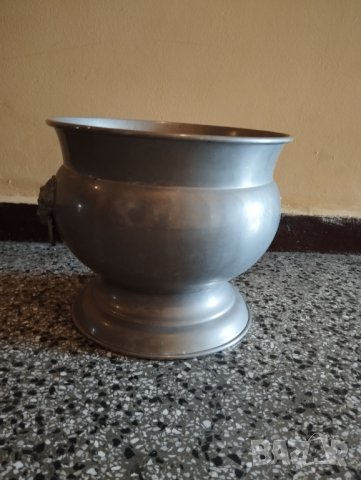 голяма месингова кашпа