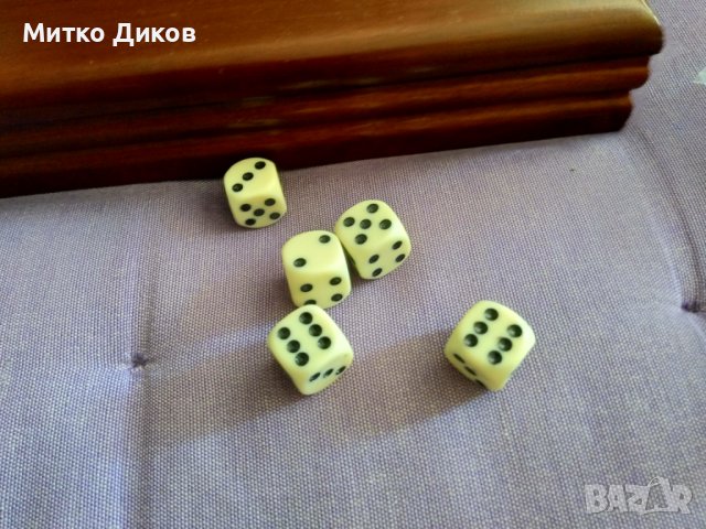 Дървена кутия сдва чифта нови карти 52+2жокера пластик и 5 зара нови за барбут и други кокалени, снимка 4 - Карти за игра - 41937127