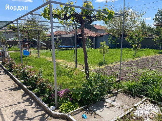 Двуетажна къща с.Върбица общ. Димитровград, снимка 2 - Къщи - 53390938