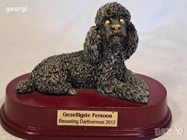 фигурка на куче върху дървен пиедестал 23/1, снимка 2 - Антикварни и старинни предмети - 49303648