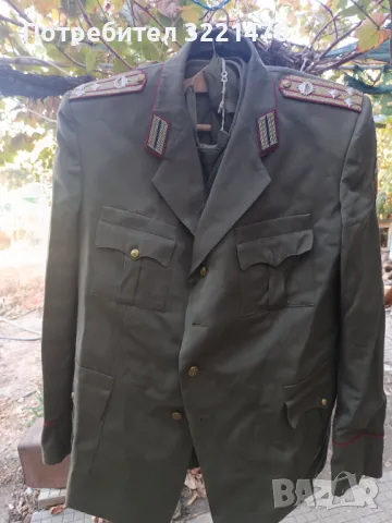 Стари военни дрехи и шапки