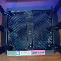 Netgear X6S R8000P, WiFi tri band, 2.4 and 5 Ghz, VPN, перфектен, снимка 1 - Рутери - 44217597