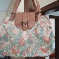 Дамска чанта с флорални елементи, снимка 1 - Чанти - 41978852