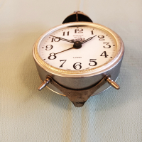 Часовник будилник SERKISOF с камбанка работещ, снимка 6 - Антикварни и старинни предмети - 44617594