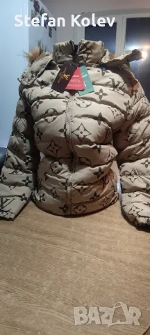 ДАМСКО ЗИМНО ЯКЕ.
С пухеста качулка.
Модел:LOUIS VUITTON., снимка 4 - Якета - 48595941