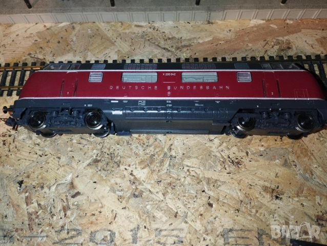 Дизелов локомотив Roco V200 HO 1/87, снимка 8 - Колекции - 53437137
