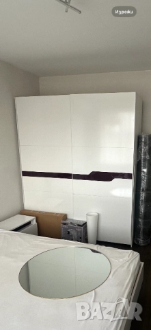 Бял гардероб с плъзгащи врати