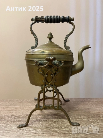 Винтидж бронзов чайник с ажурна поставка