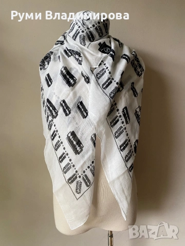 Бял шал Аlexander Mcqueen/ реплика, снимка 8 - Шалове - 53785986
