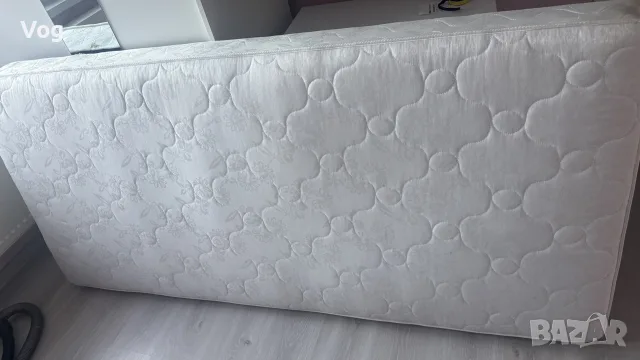 Матрак с размери 90/200 см с дървена основа. 