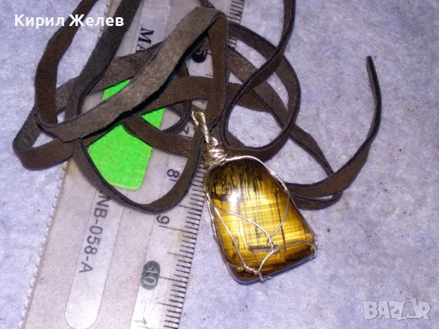 КРАСИВ ВИНТИДЖ - АРТ МЕДАЛЬОН НАТУРАЛЕН КАМЪК ТИГРОВО ОКО с ШНУРЧЕ от ВЕЛУР 14929, снимка 12 - Колиета, медальони, синджири - 41483303