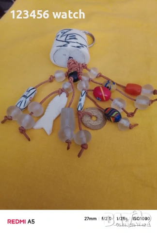 Много стар ключодържател със естествени камъни