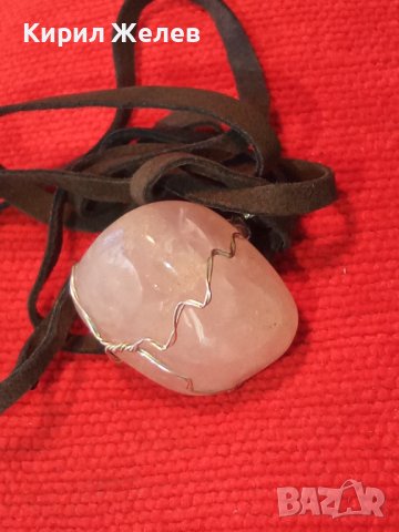 КРАСИВ ВИНТИДЖ - АРТ МЕДАЛЬОН НАТУРАЛЕН КАМЪК РОЗОВ ПЛАНИНСКИ КВАРЦ КРИСТАЛ с ШНУРЧЕ от ВЕЛУР 13712, снимка 10 - Колиета, медальони, синджири - 41483690