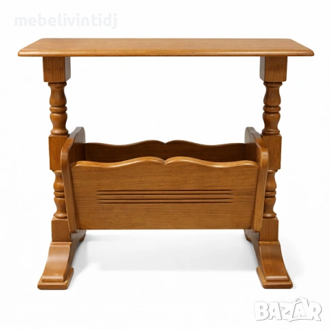 Практична дървена масичка с вградена поставка за вестници