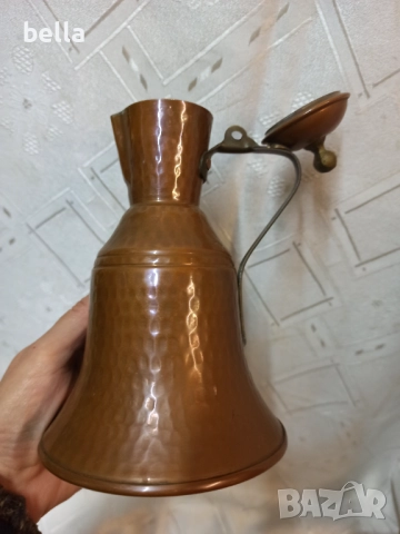 Красива малка медна кана с капак, ръчно изработена, височина 18 см. , снимка 3 - Антикварни и старинни предмети - 52771818
