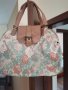 Дамска чанта с флорални елементи, снимка 1 - Чанти - 41978852