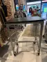 Продавам висока черна маса от алуминий и дърво., снимка 3