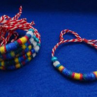 Мартеници гривни с дървени топчета и цветни усукани конци в средата, снимка 4 - Български сувенири - 39397844