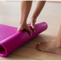Спортна постелка за упражнения на под, йога и разтягане LiveUp, Розова, снимка 3 - Йога - 41604289