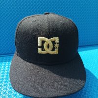 Черна шапка с козирка New Era 59FIFTY DC, снимка 1 - Шапки - 41403094