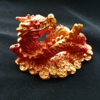 Сувенир малка статуетка червен китайски дракон с монети , снимка 5 - Статуетки - 44465433