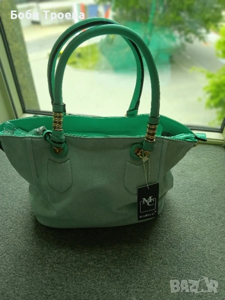 Дамска чанта среден размер, изработена от висококачествена 
кожа в цвят тюркоаз, снимка 1