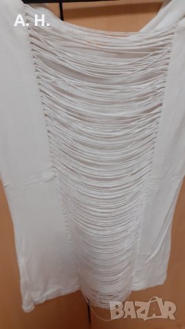 Дамска бяла тениска с гол гръб с ресни