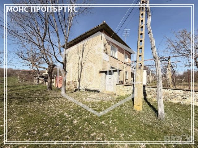 Двуетажна къща с просторен двор и гараж в с. Добромирка, обл. Габрово.